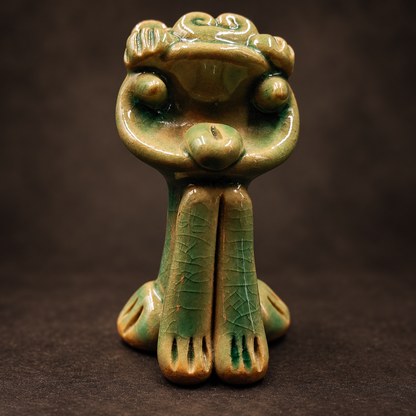 Green crackle-glaze Wamao guardian cat — Crackle-glaze face detail