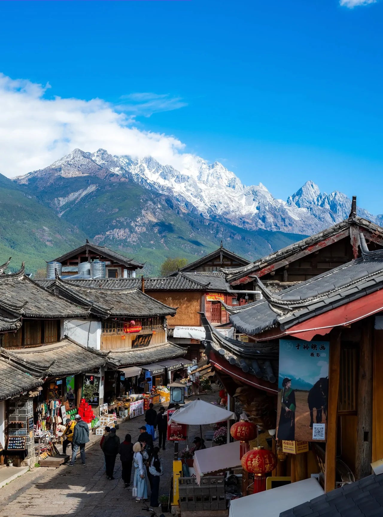 Baisha Old Town beneath the mountains