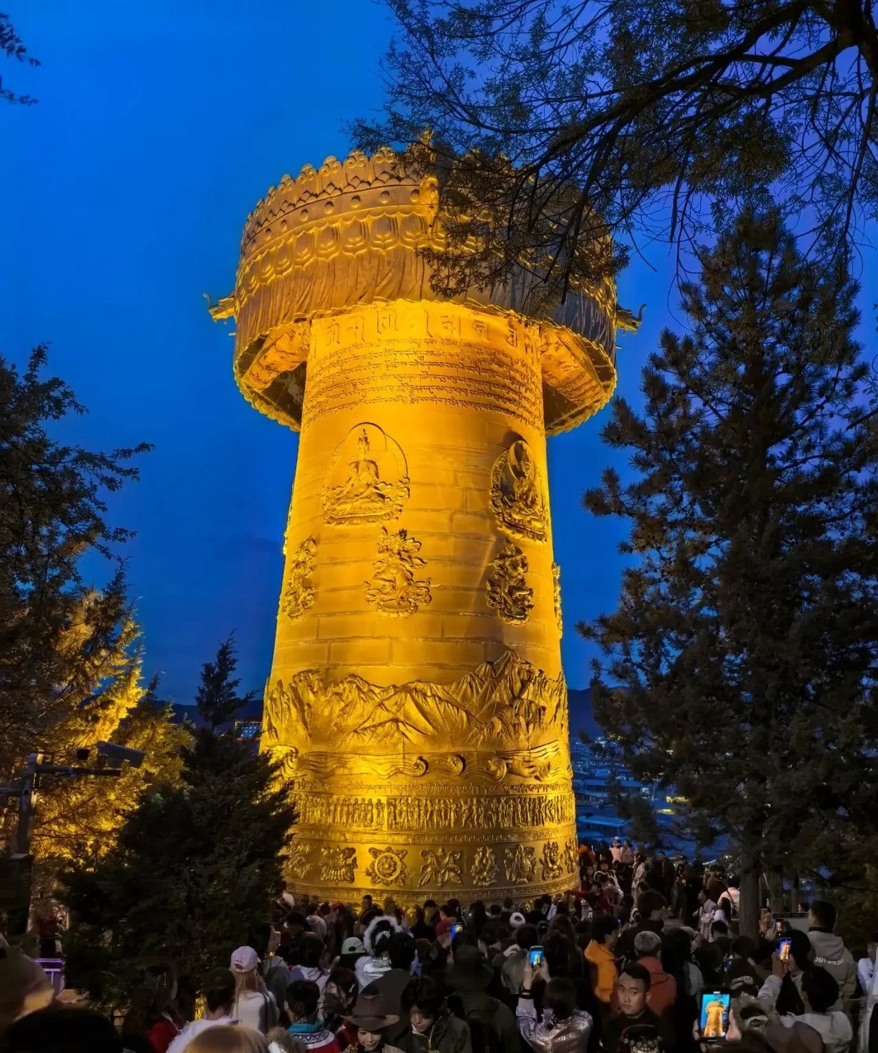 The prayer wheel in Dukezong Old Town