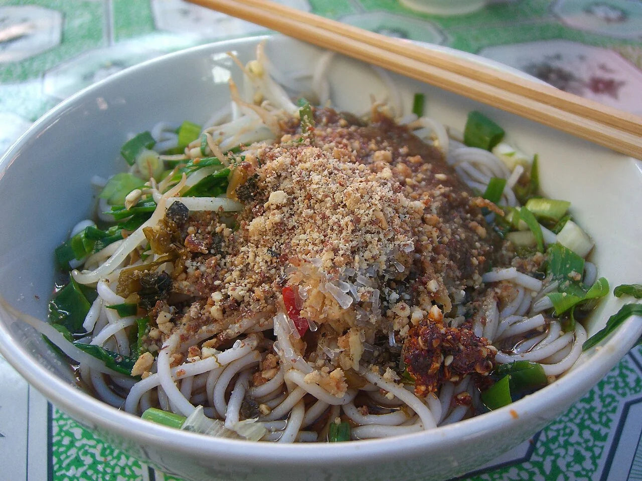 凉米线 Rice Noodles with Cold Spicy Garlic Sauce and Peanuts - Laomeng Market (2372533413)