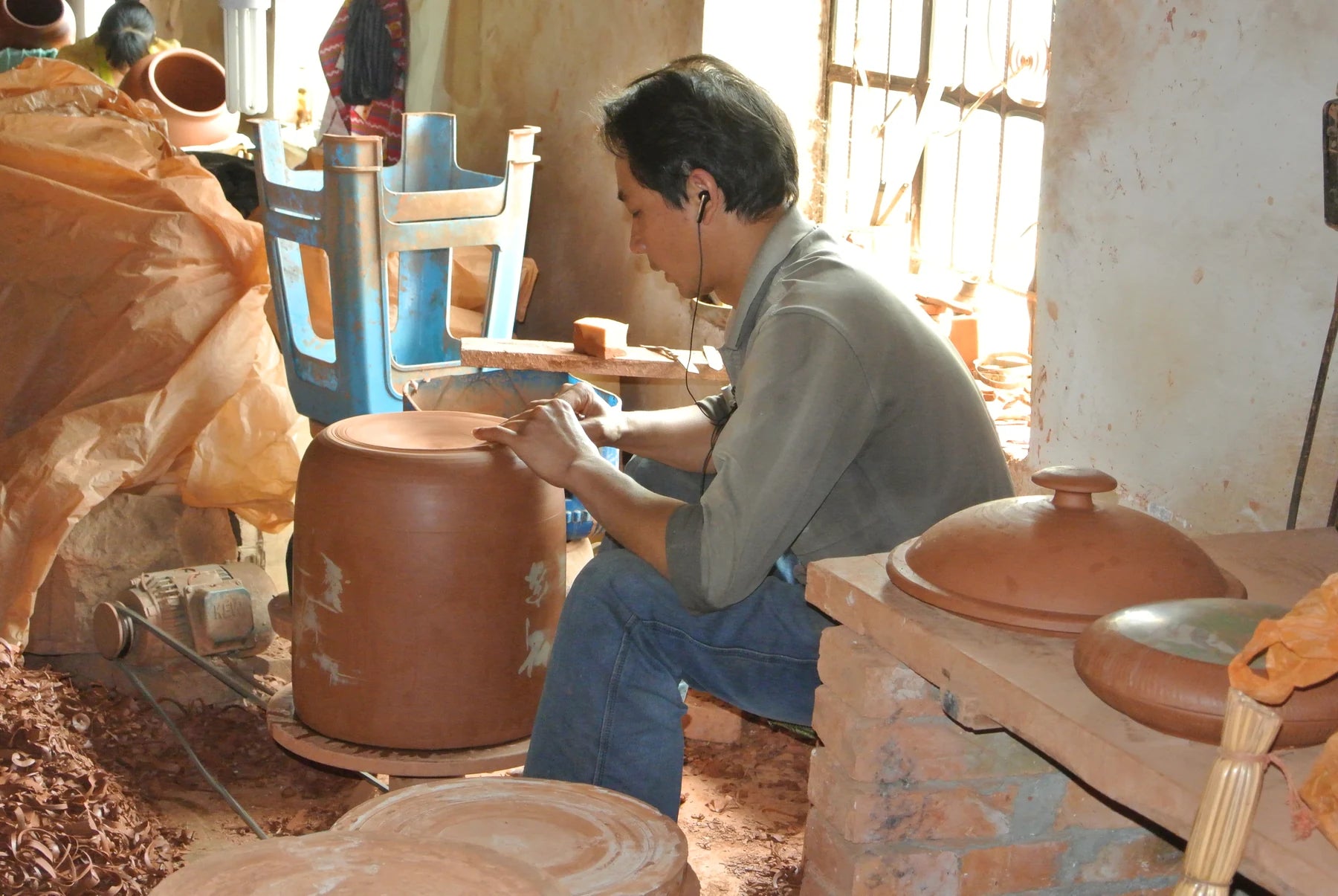 Making Jianshui purple pottery - 45932211912